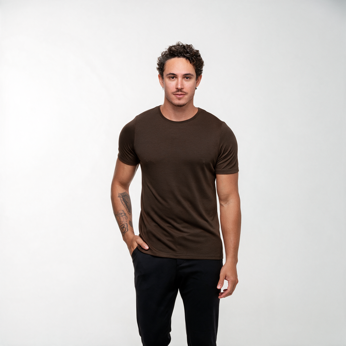 Camiseta Trevis Veritas Básica marrom chocolate em modal e liocel - detalhe